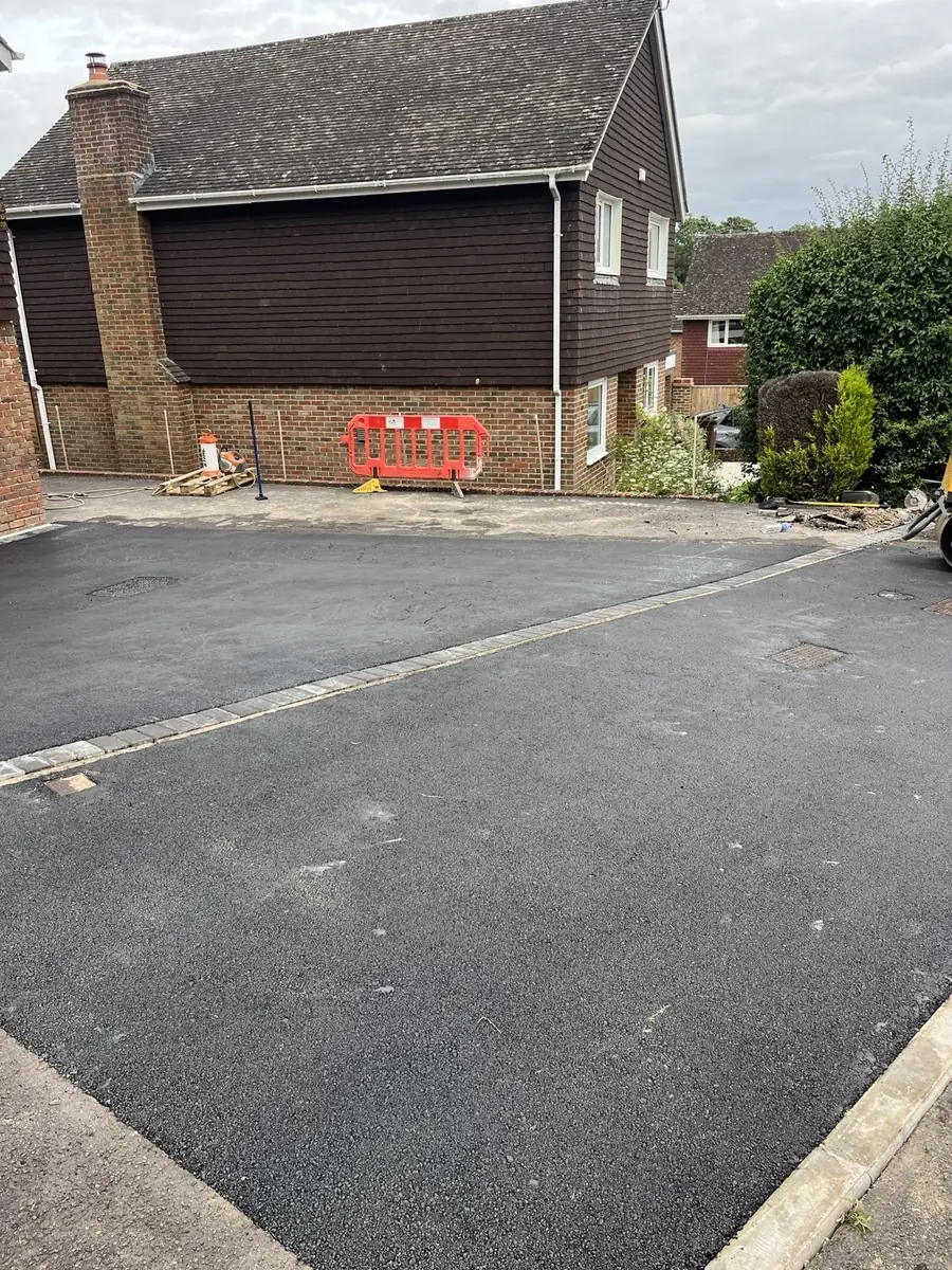 New tarmac driveway installation in Winchester featuring a 6mm SMA asphalt surface and contrasting block paving border.